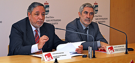 Julio Setin (Alcalde de San Fernando de Henares) y Gaspar Llamazares (Diputado de IU) explicando que IU-ICV mantiene la enmienda a la totalidad al PL de modificacin de la Ley de Navegacin Area (27 de Enero de 2010)